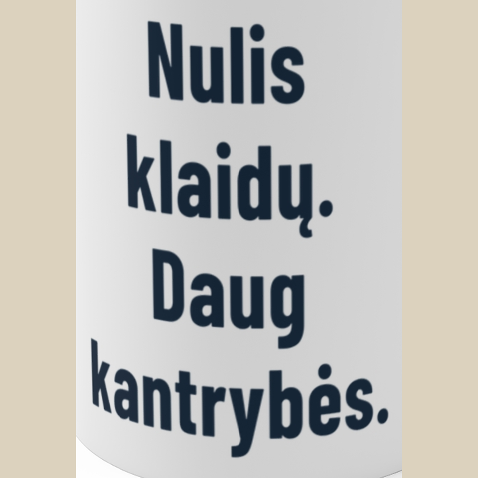 Nulis klaidų. Daug kantrybės. – Puodelis, spaudos detalė