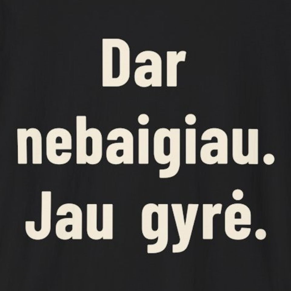 Dar nebaigiau. Jau gyrė. – Marškinėliai, spaudos detalė