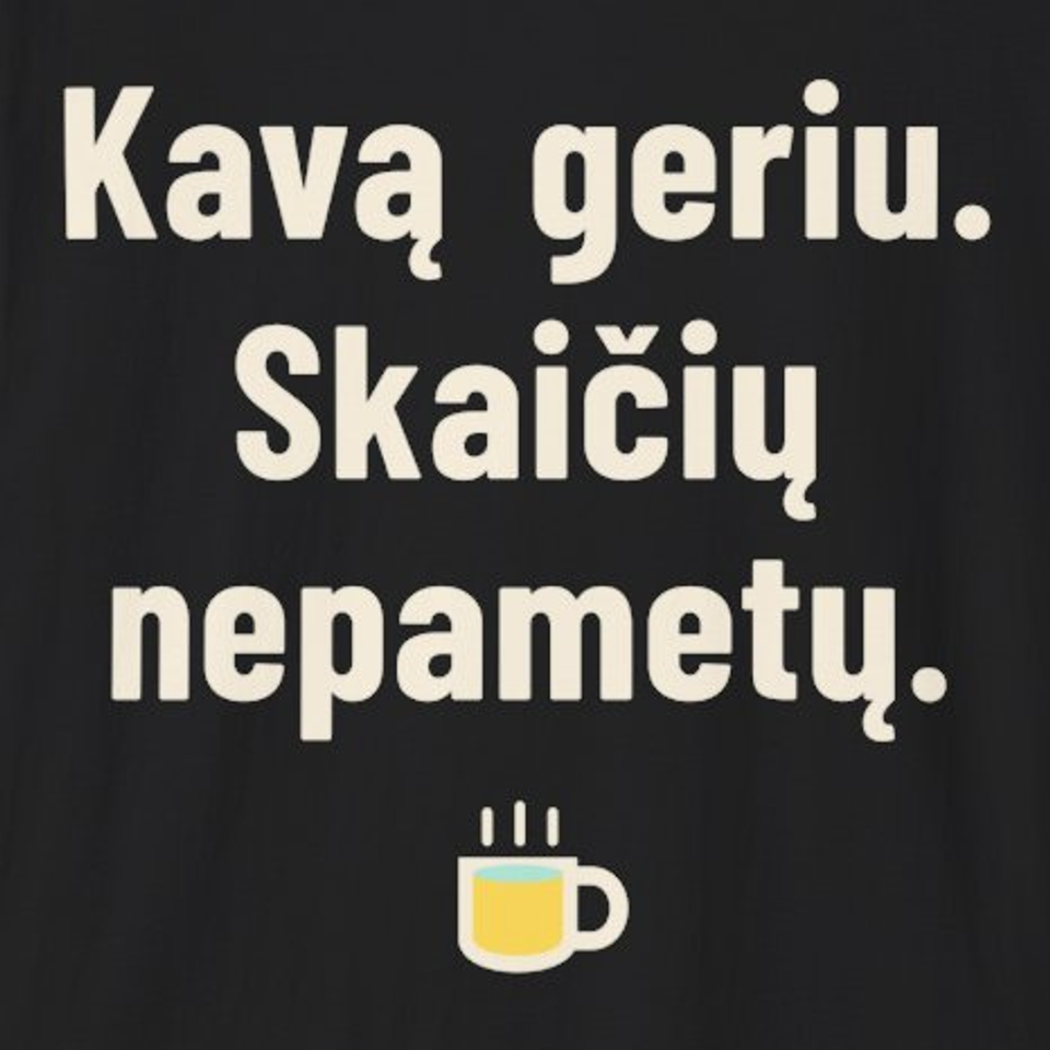 Kavą geriu. Skaičių nepametu. – Kavą geriu. Skaičių nepametų. – Marškinėliai, spaudos detalė