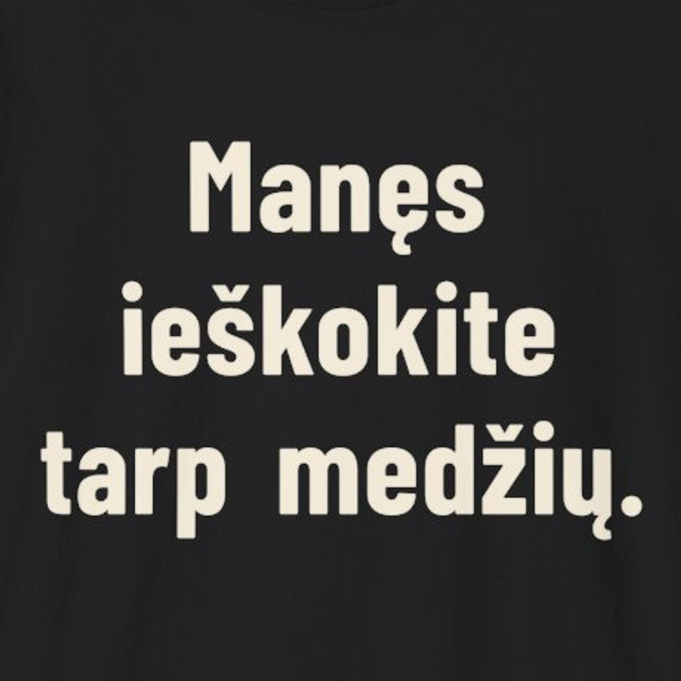Manęs ieškokite tarp medžių. – Marškinėliai, spaudos detalė