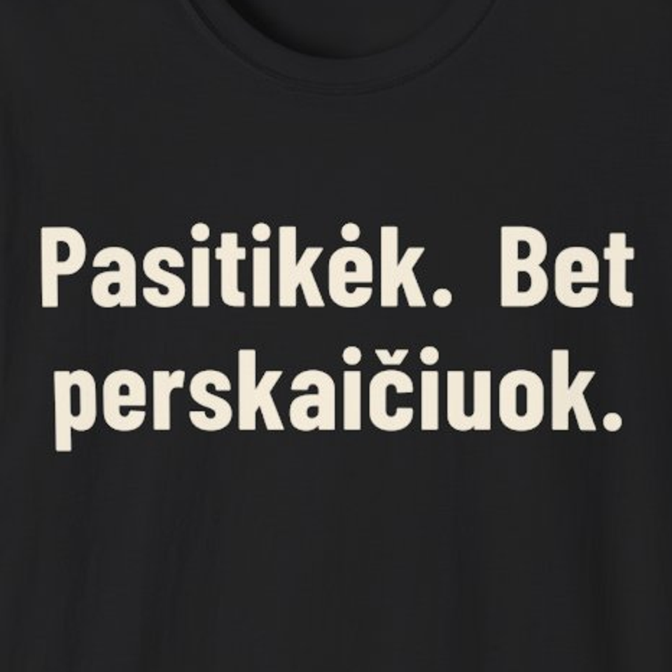 Pasitikėk. Bet perskaičiuok. – Marškinėliai, spaudos detalė