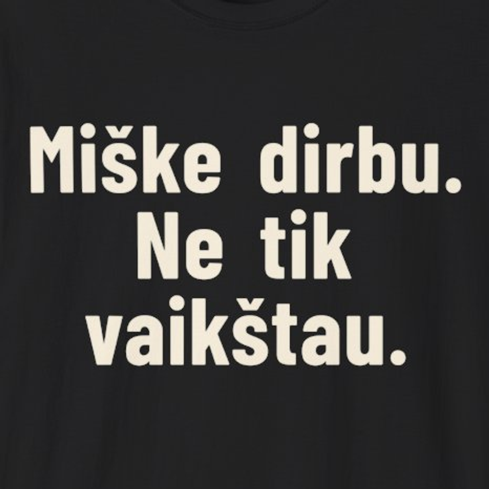 Miške dirbu. Ne tik vaikštau. – Marškinėliai, spaudos detalė