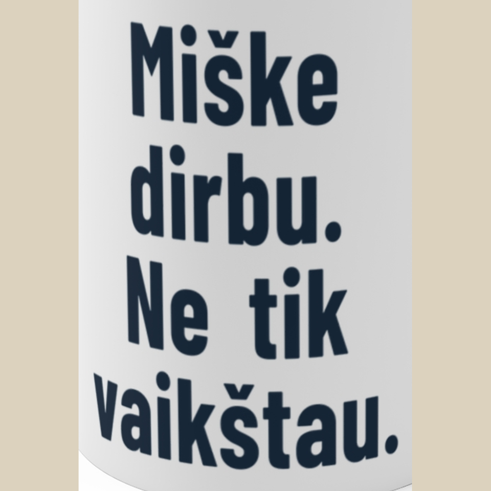 Miške dirbu. Ne tik vaikštau. – Puodelis, spaudos detalė