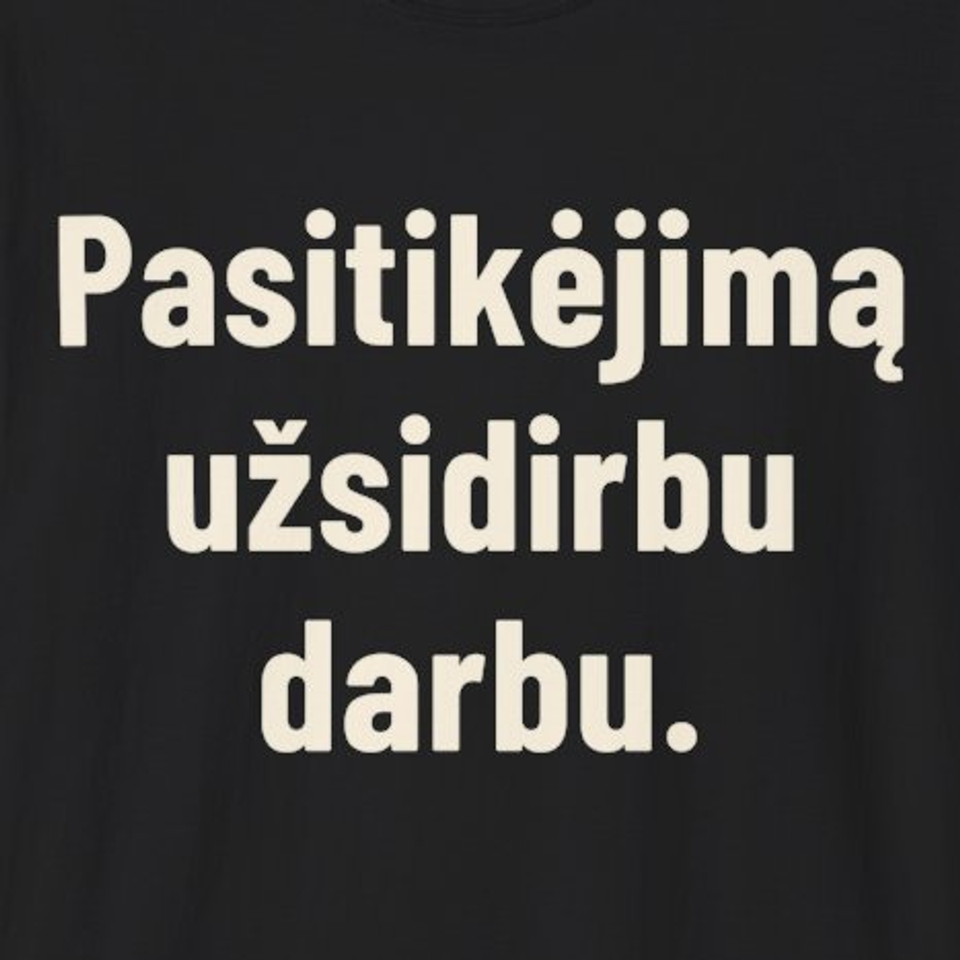 Pasitikėjimą užsidirbu darbu. – Marškinėliai, spaudos detalė