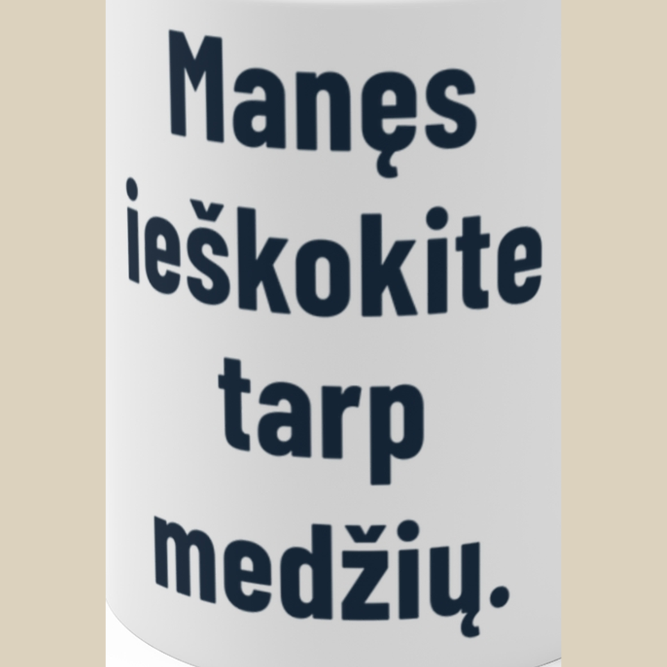 Manęs ieškokite tarp medžių. – Puodelis, spaudos detalė