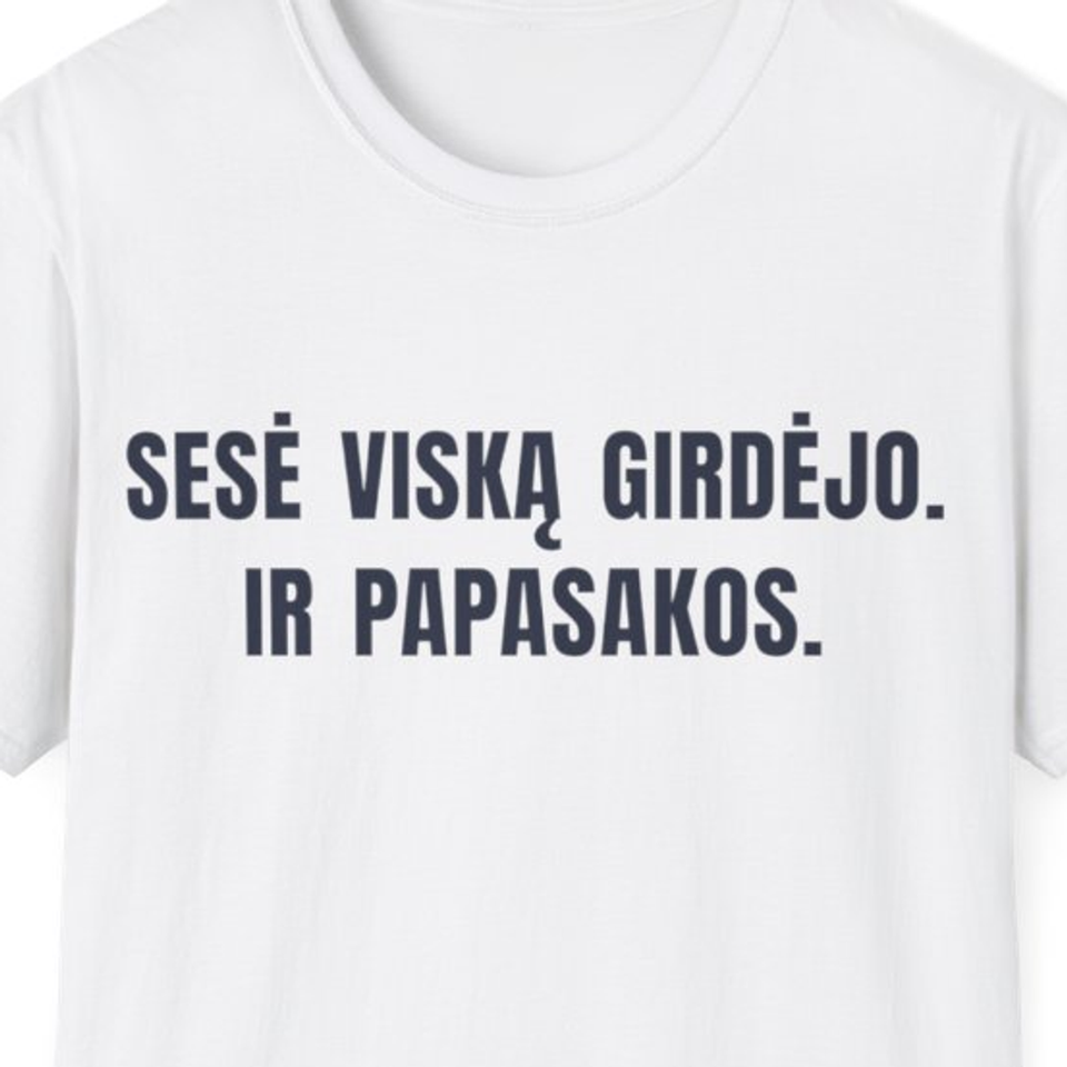 Sesė viską girdėjo. Ir papasakos. · Marškinėliai · spaudos vaizdas iš arti