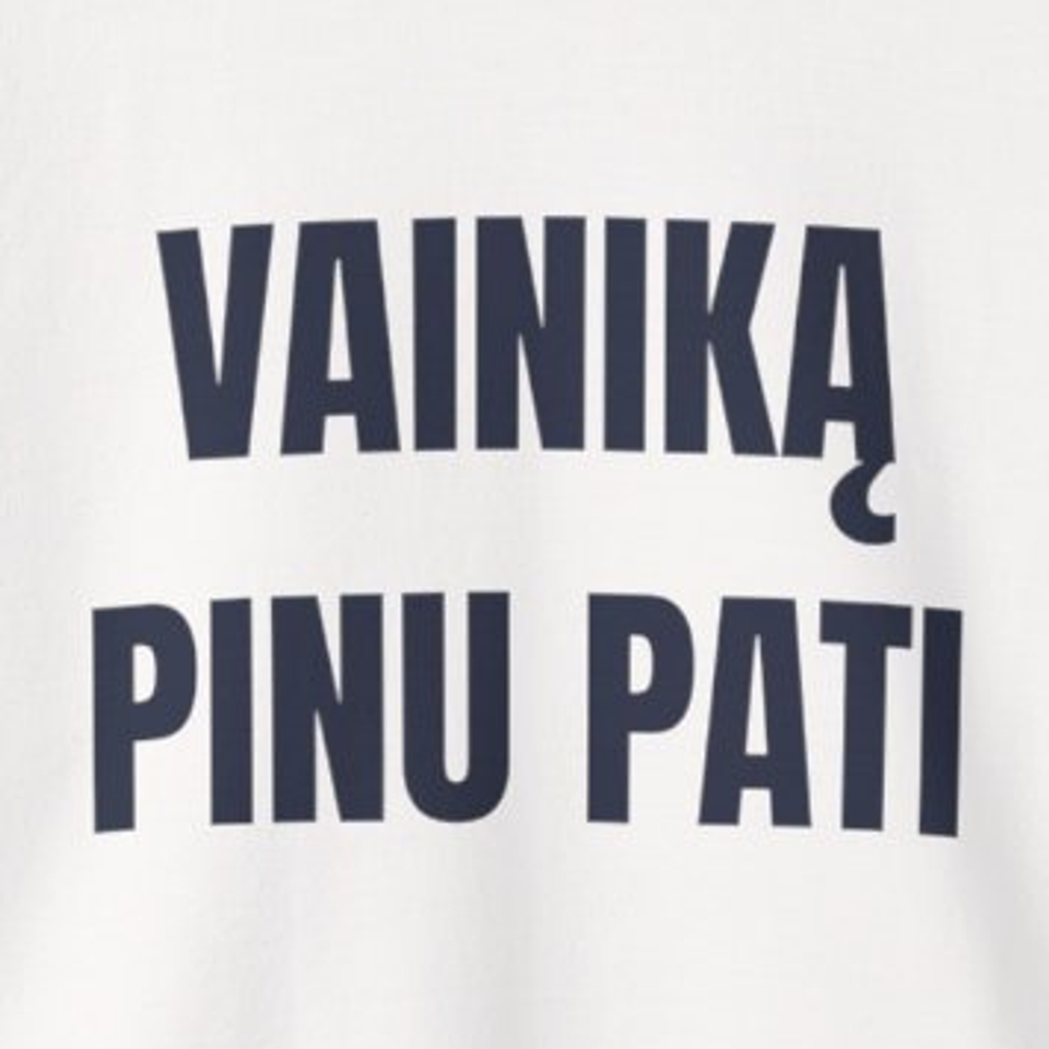 Vainiką turiu. Kur paparčiai? – Vainiką pinu pati · Džemperis · spauda priekyje