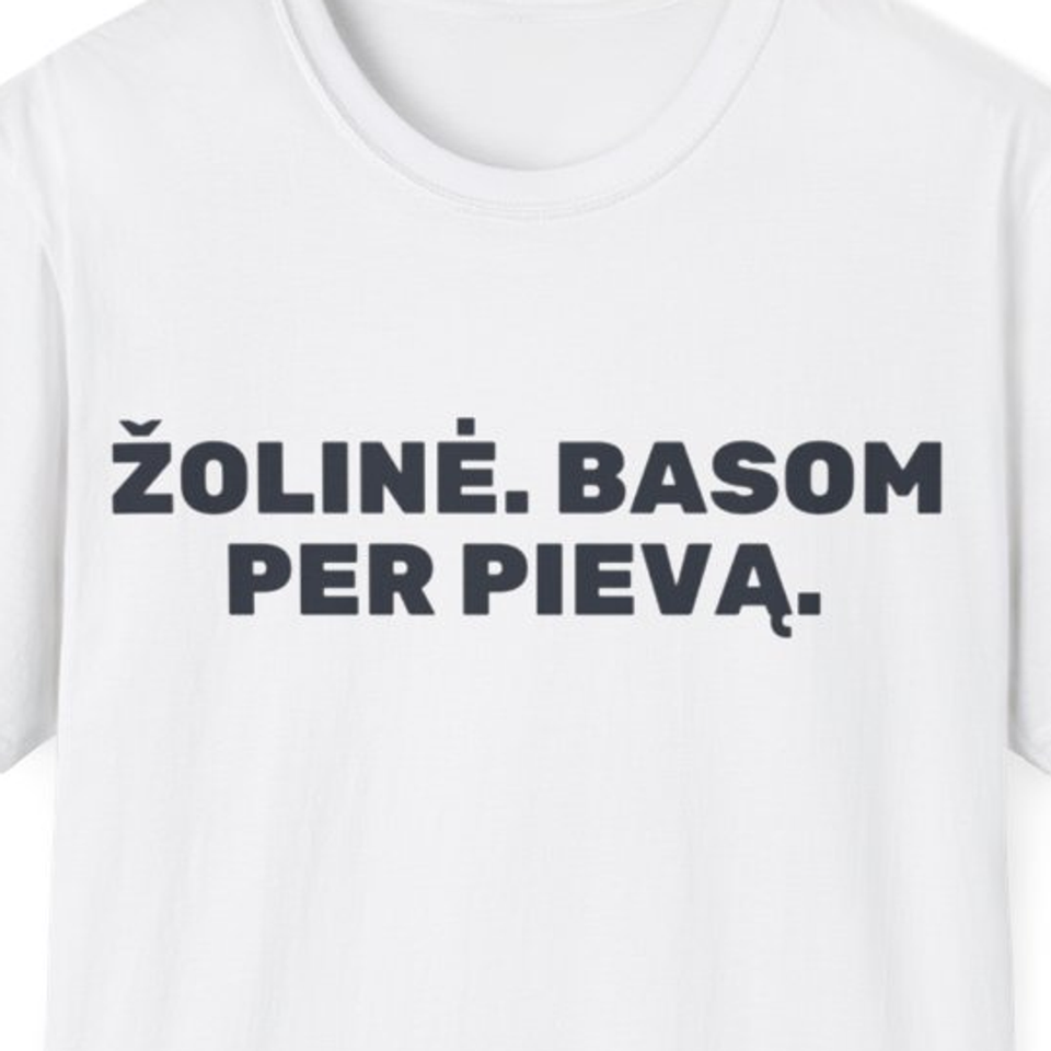 Žolinė. Basom per pievą. · Marškinėliai