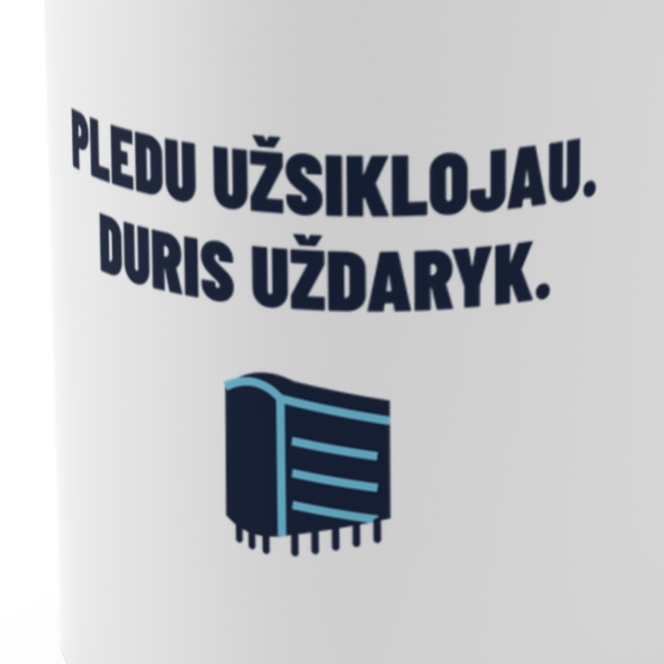 Pledu užsiklojau. Duris uždaryk. · Puodelis