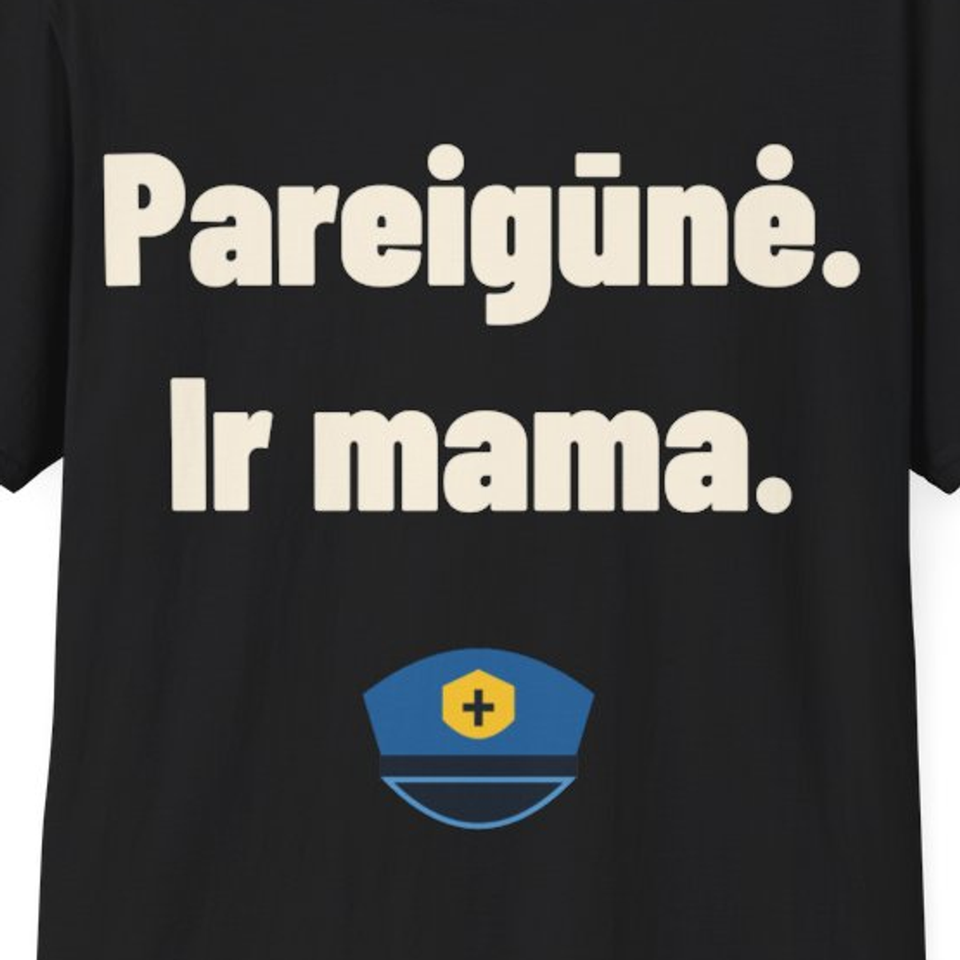 Pareigūnė. Ir mama. · Marškinėliai