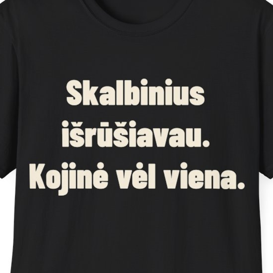 Skalbinius išrūšiavau. Kojinė vėl viena. · Marškinėliai