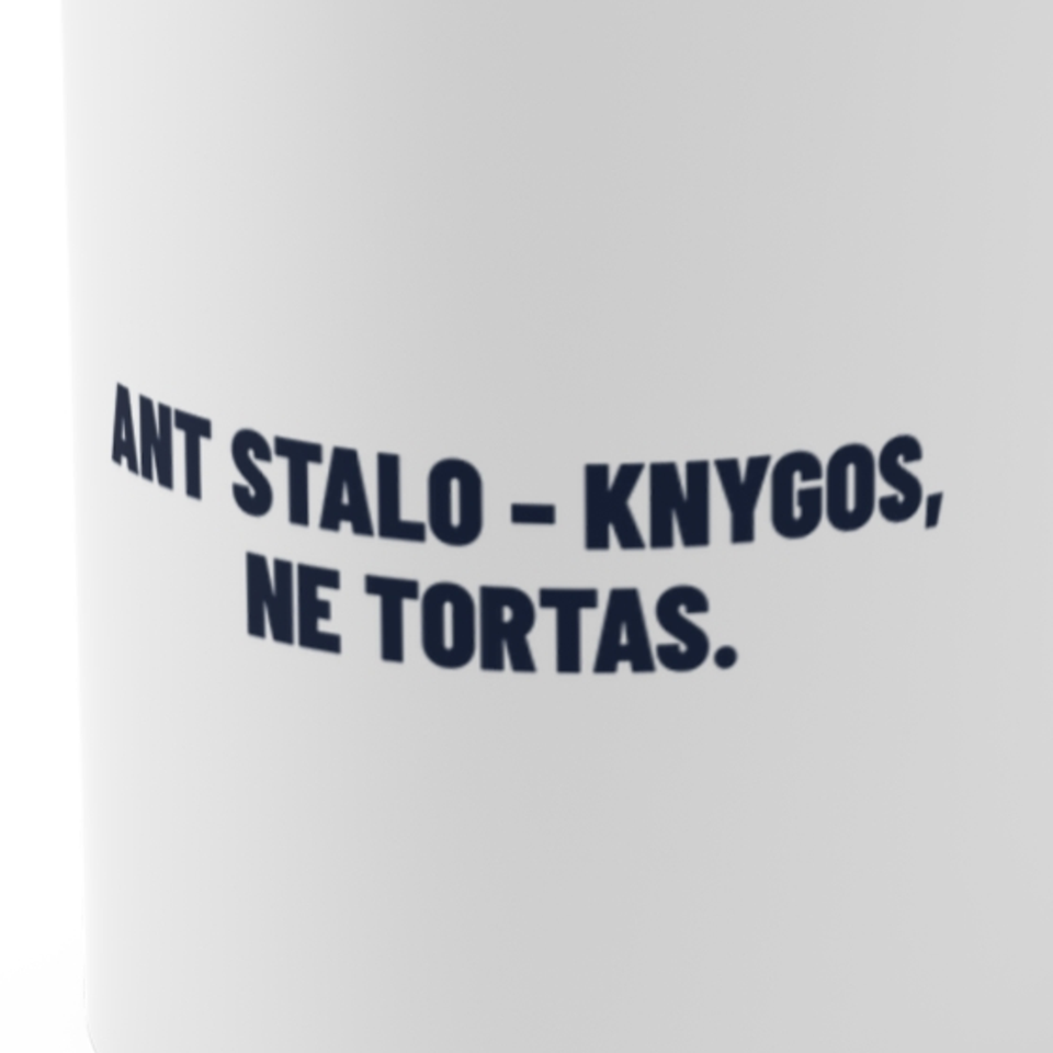 Ant stalo – knygos, ne tortas. · Puodelis