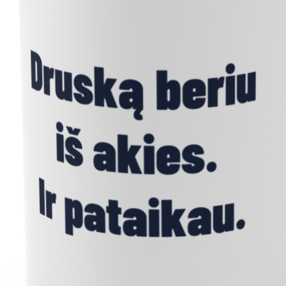 Druską beriu iš akies. Ir pataikau. · Puodelis