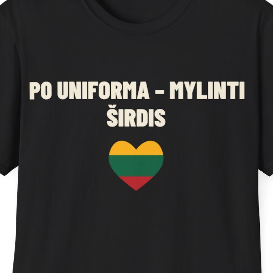 Po uniforma – mylinti širdis · Marškinėliai