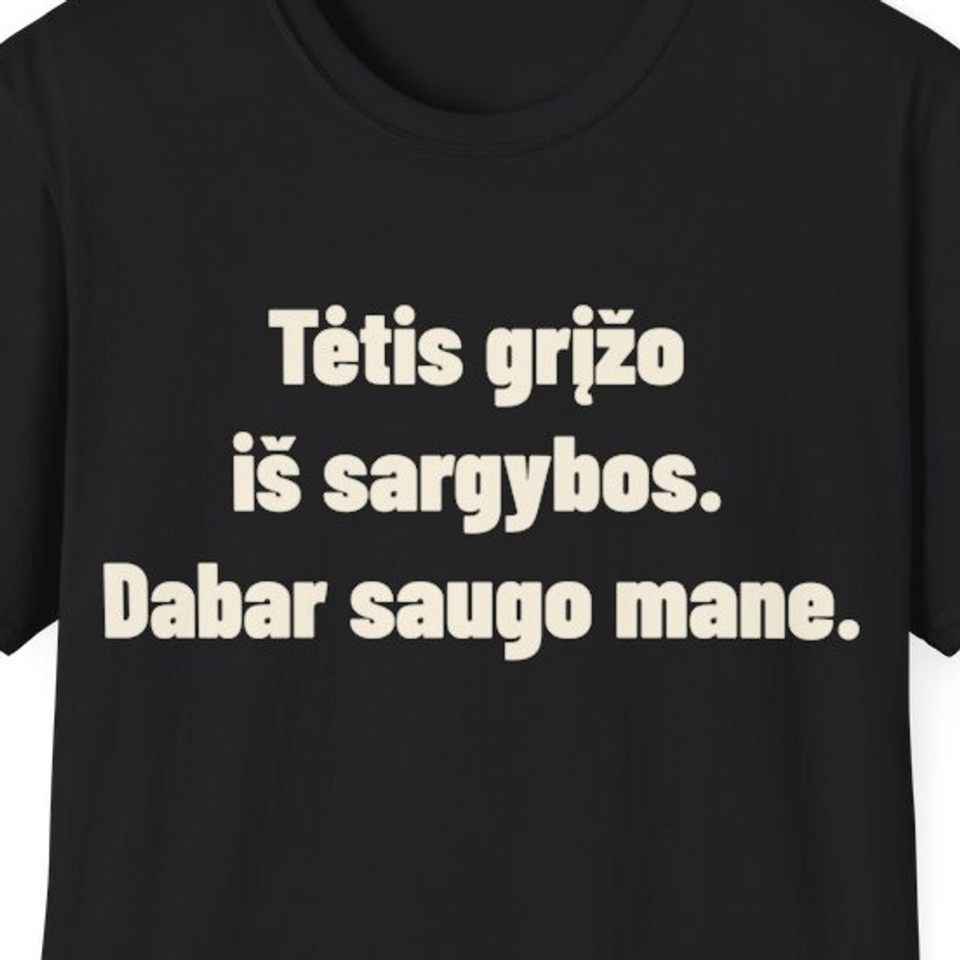 Tėtis grįžo iš sargybos. Dabar saugo mane. · Marškinėliai