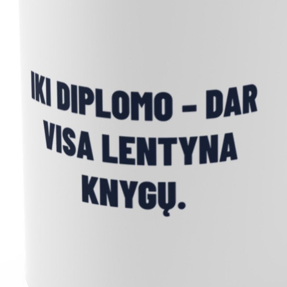 Iki diplomo – dar visa lentyna knygų. · Puodelis