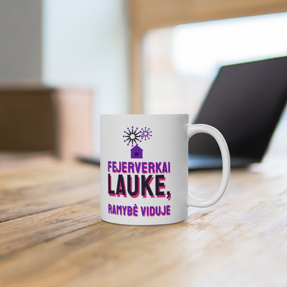 Puodelis „Fejerverkai lauke, ramybė viduje“ – ant stalo