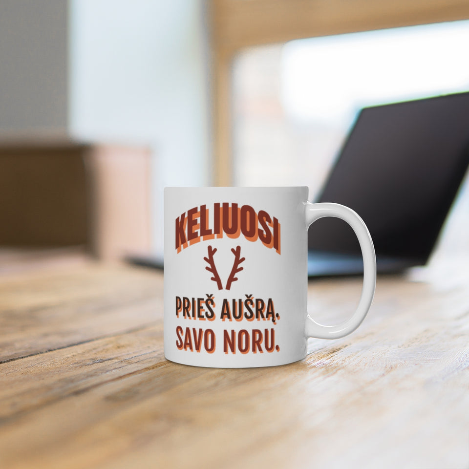 Puodelis „Keliuosi prieš aušrą. Savo noru.“ – ant stalo