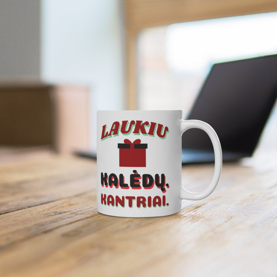 Puodelis „Laukiu Kalėdų. Kantriai.“ – ant stalo
