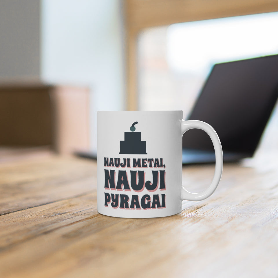 Puodelis „Nauji metai, nauji pyragai“ – ant stalo