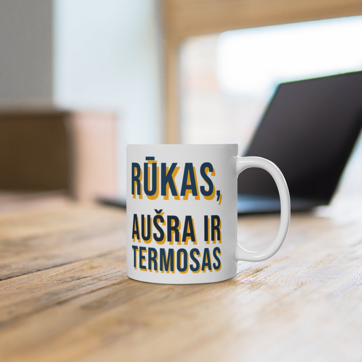 Puodelis „Rūkas, aušra ir termosas“ – ant stalo
