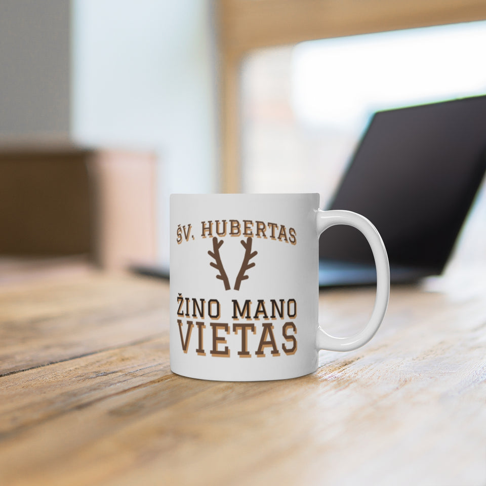 Puodelis „Šv. Hubertas žino mano vietas“ – ant stalo