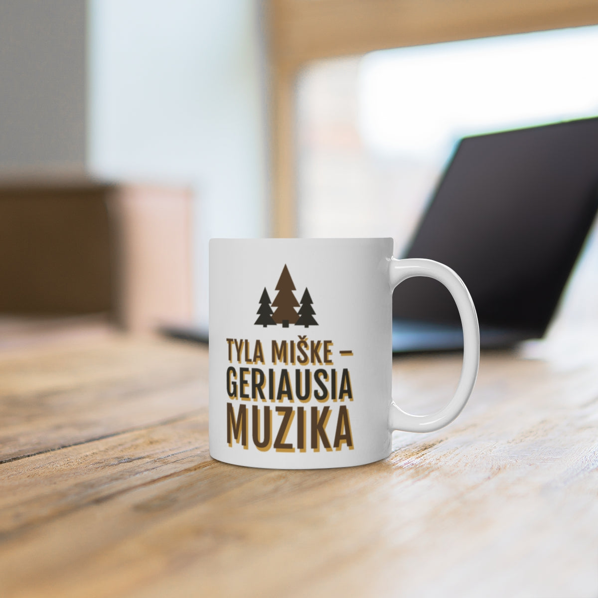 Puodelis „Tyla miške – geriausia muzika“ – ant stalo