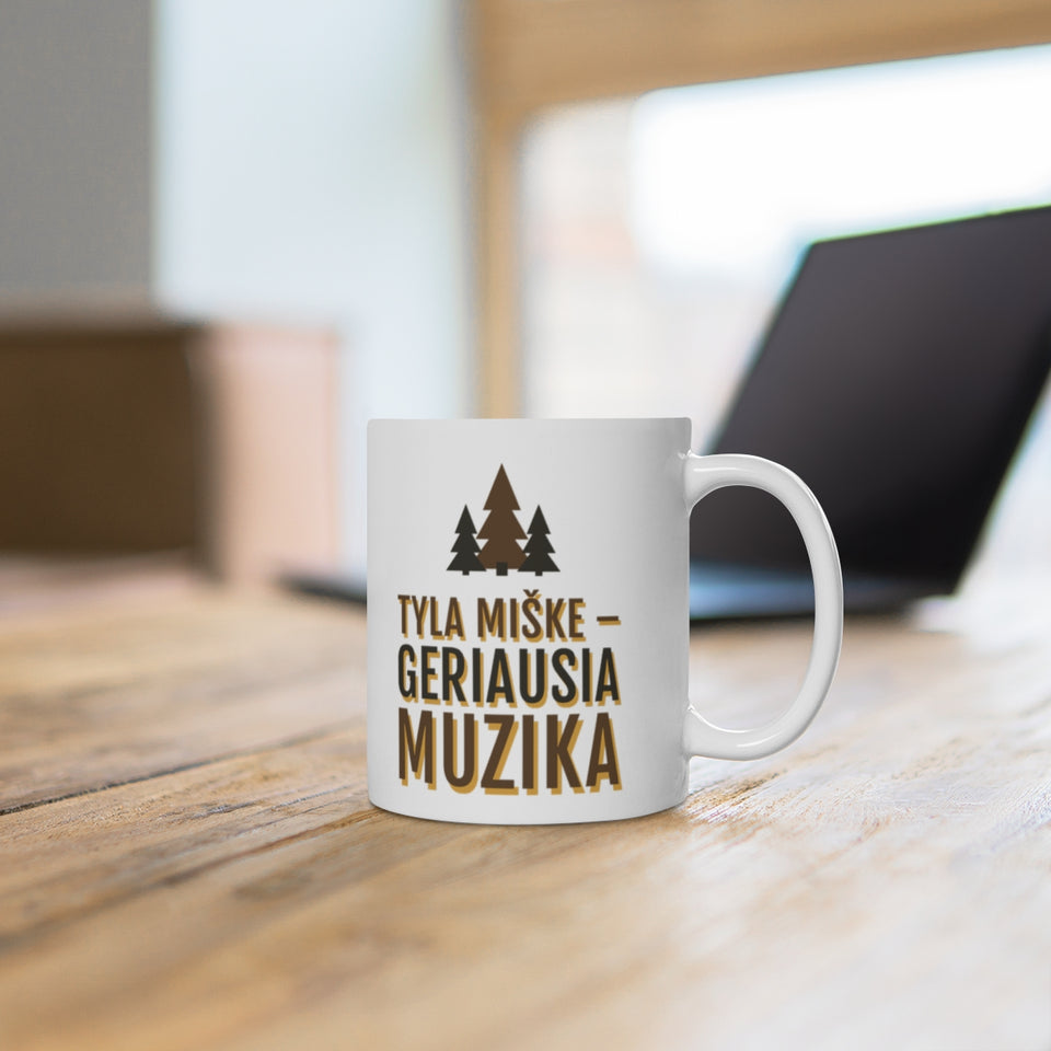 Puodelis „Tyla miške – geriausia muzika“ – ant stalo