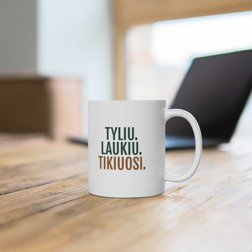 Tyliu. Laukiu. Tikiuosi. – Tyliu. Laukiu. Tikiuosi – puodelis ant stalo