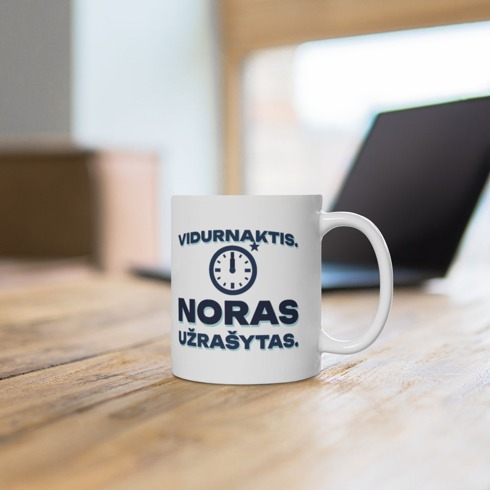 Puodelis „Vidurnaktis. Noras užrašytas.“ – ant stalo
