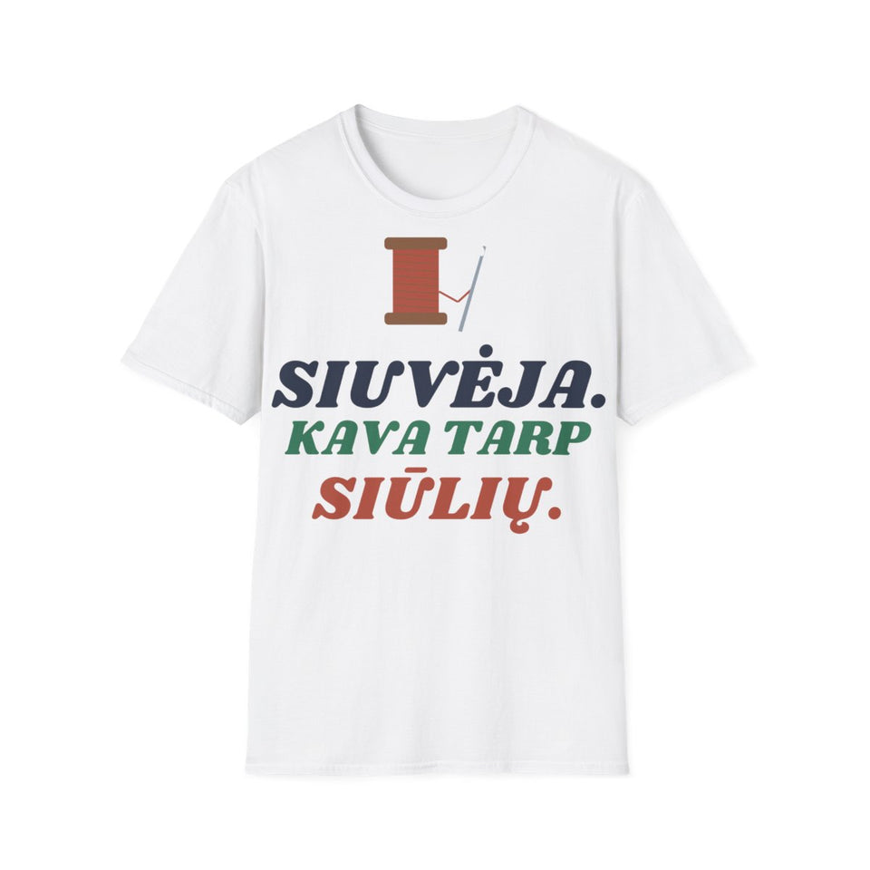 Siuvėja. Kava tarp siūlių. – balti marškinėliai, priekis