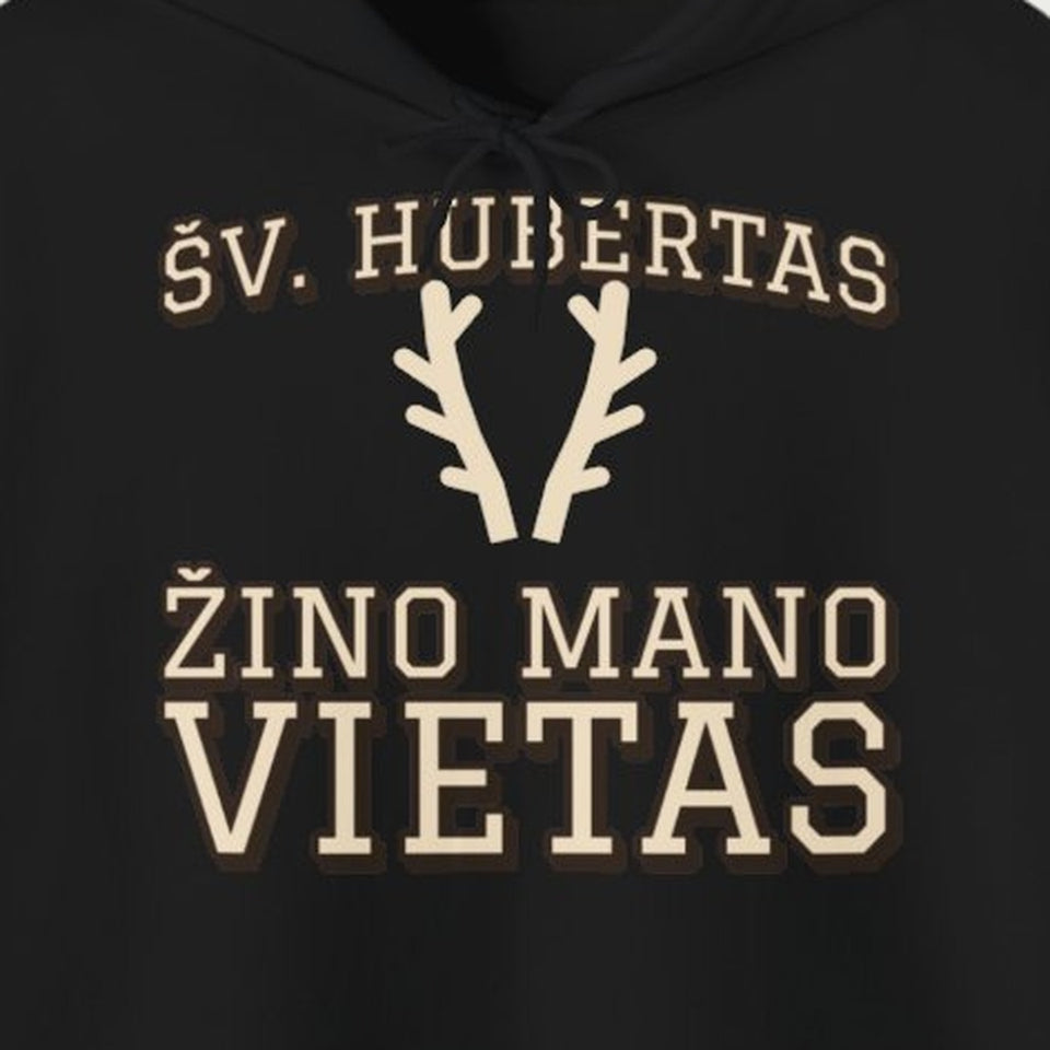 Džemperis su gobtuvu „Šv. Hubertas žino mano vietas“ – užrašo artimas planas