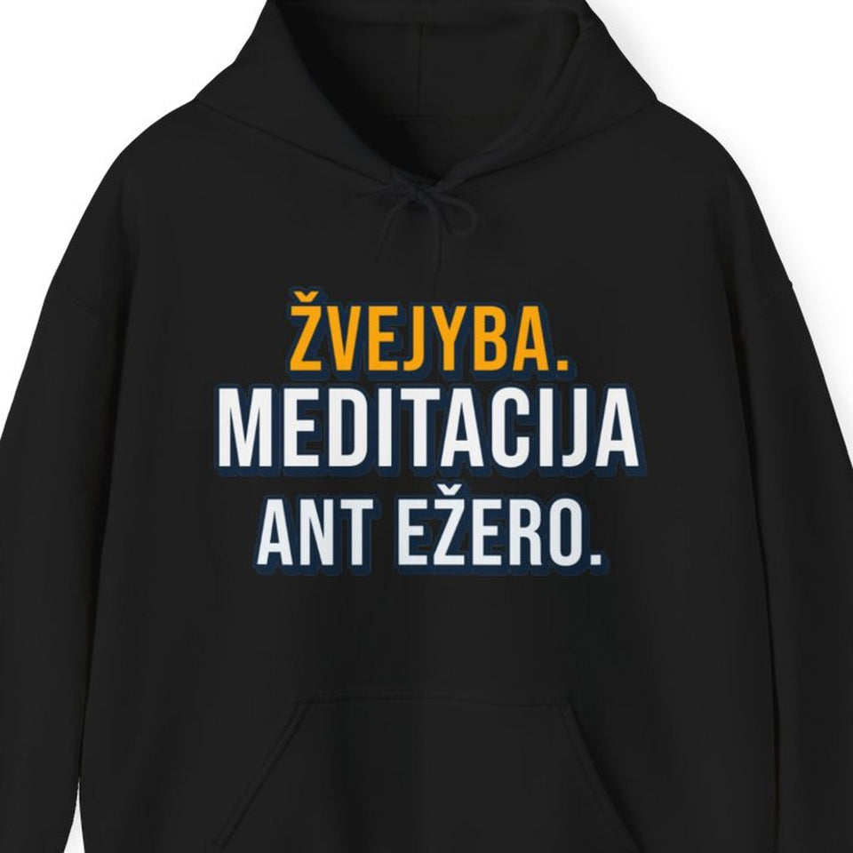 Žvejyba. Meditacija ant ežero. (su gobtuvu) – Džemperis su gobtuvu „Žvejyba. Meditacija ant ežero.“ – juoda, iš arti